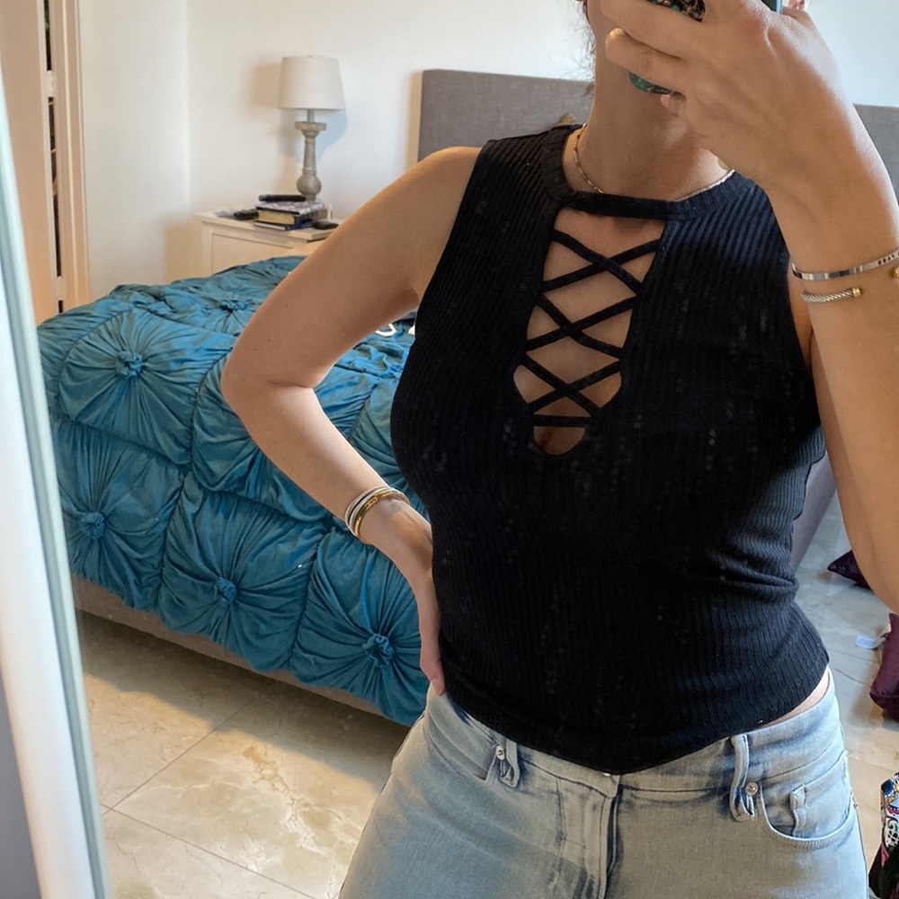 Black ribbed strappy plunging tank